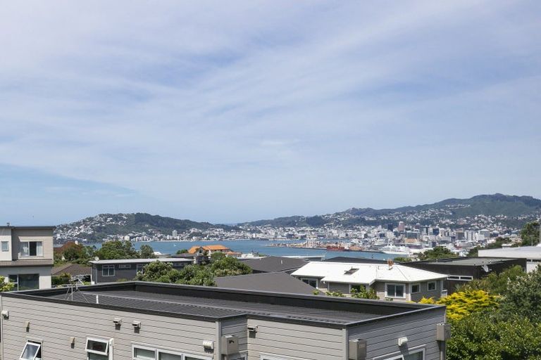 Photo of property in 2/50 Mandalay Terrace, Khandallah, Wellington, 6035