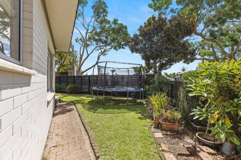 Photo of property in 47 Red Beach Road, Red Beach, 0932
