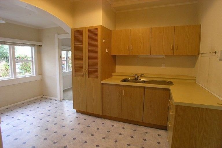 Photo of property in 18 Selwyn Road, Hospital Hill, Napier, 4110