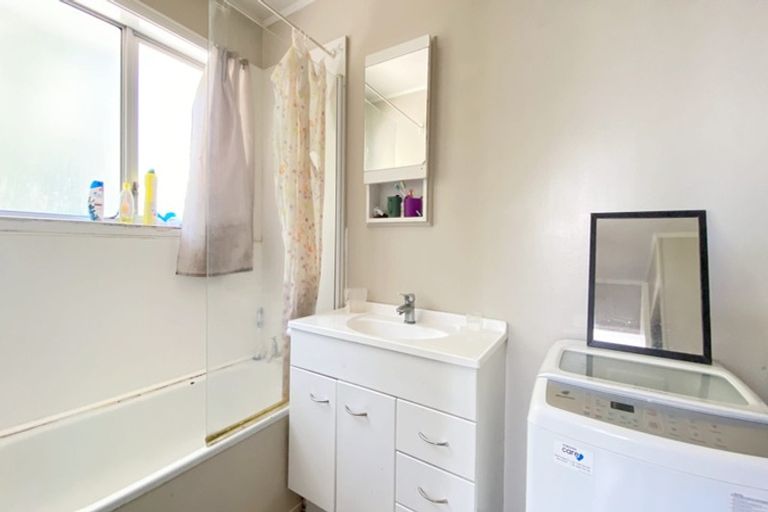 Photo of property in 2/4173a Great North Road, Glen Eden, Auckland, 0602