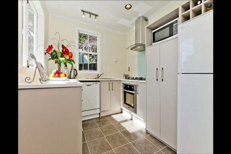 Photo of property in 2/42c Schnapper Rock Road, Schnapper Rock, Auckland, 0632