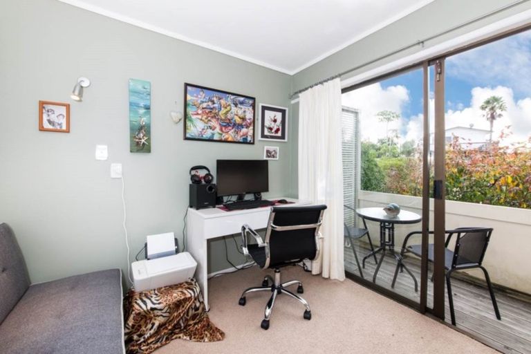 Photo of property in 1/156 Carlisle Road, Northcross, Auckland, 0632
