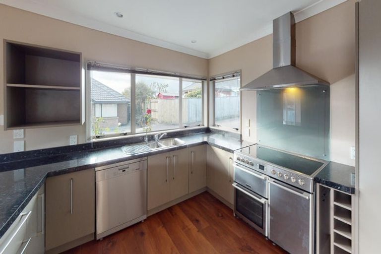 Photo of property in 27 Johnstone Drive, Fitzherbert, Palmerston North, 4410