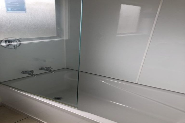 Photo of property in 1/133 Queens Drive, Lyall Bay, Wellington, 6022