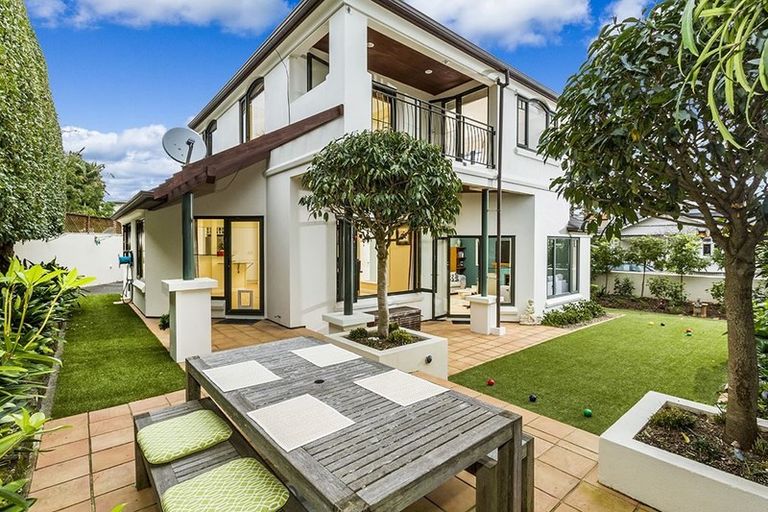 Photo of property in 33 Jubilee Avenue, Devonport, Auckland, 0624