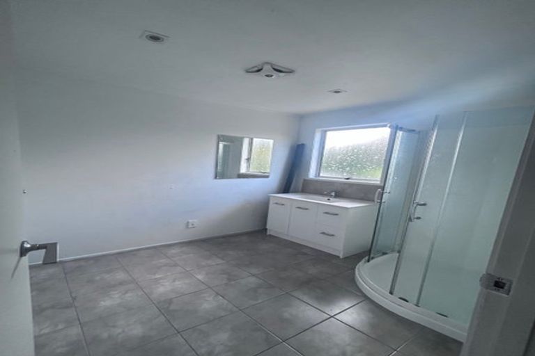 Photo of property in 42 Fitzherbert Avenue, West Harbour, Auckland, 0618