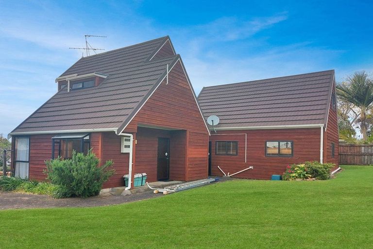 Photo of property in 7 Sunrise Lane, Te Atatu South, Auckland, 0610