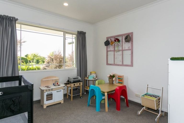 Photo of property in 17 Woodlands Drive, Havelock North, 4130