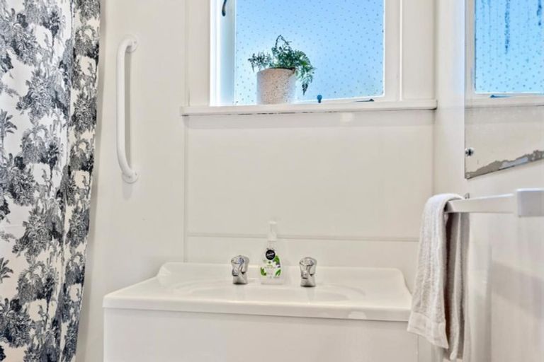 Photo of property in 50 Edmonton Road, Henderson, Auckland, 0612