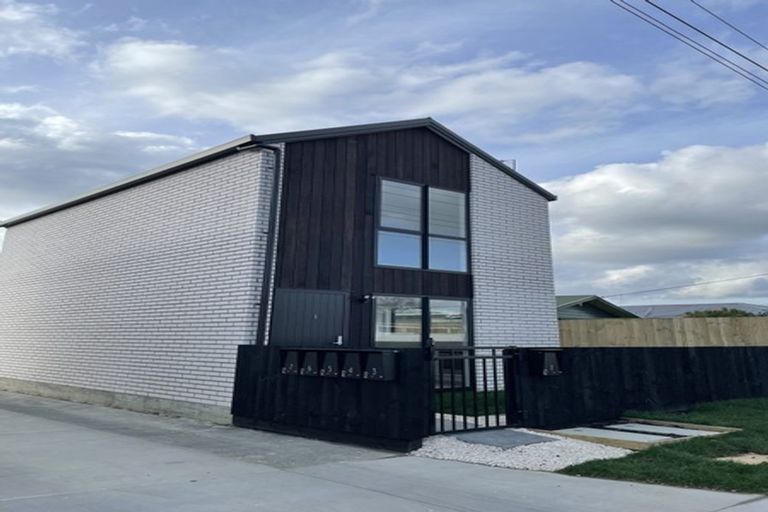 Photo of property in 1/12 Enderby Drive, Te Atatu Peninsula, Auckland, 0610