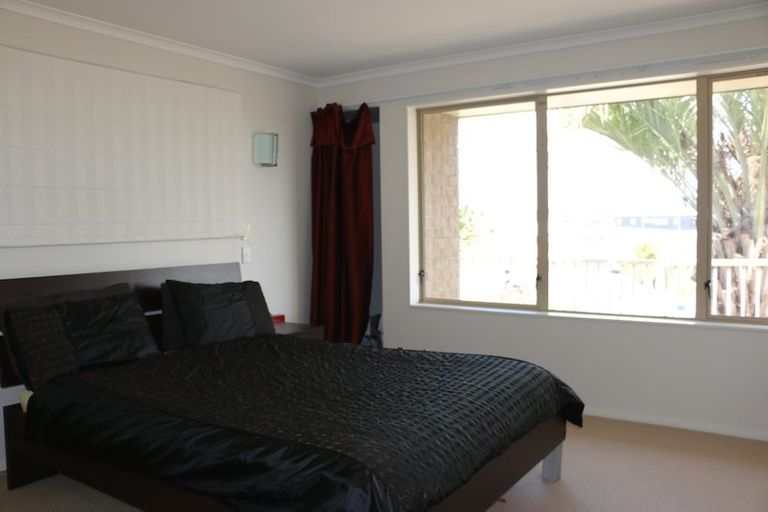 Photo of property in 28 Black Teal Close, Unsworth Heights, Auckland, 0632