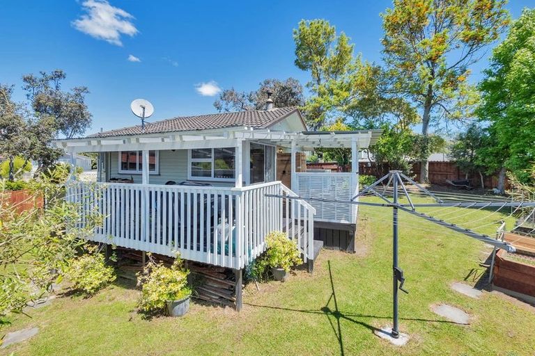 Photo of property in 31 Thornlow Street, Glendene, Auckland, 0602