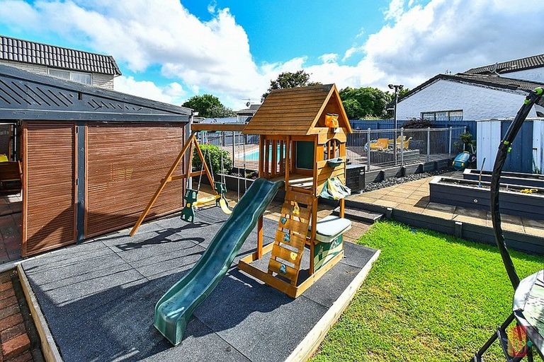 Photo of property in 21 Balgowan Terrace, Conifer Grove, Takanini, 2112