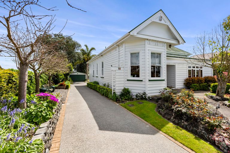 Photo of property in 46 Forest Lake Road, Forest Lake, Hamilton, 3200