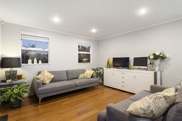 Photo of property in 12 Ilam Lane, Fairview Heights, Auckland, 0632