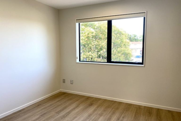 Photo of property in 2/38 Santiago Crescent, Unsworth Heights, Auckland, 0632