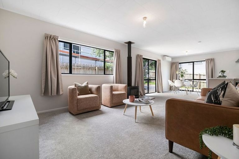 Photo of property in 1/11 Kupari Place, Totara Vale, Auckland, 0629