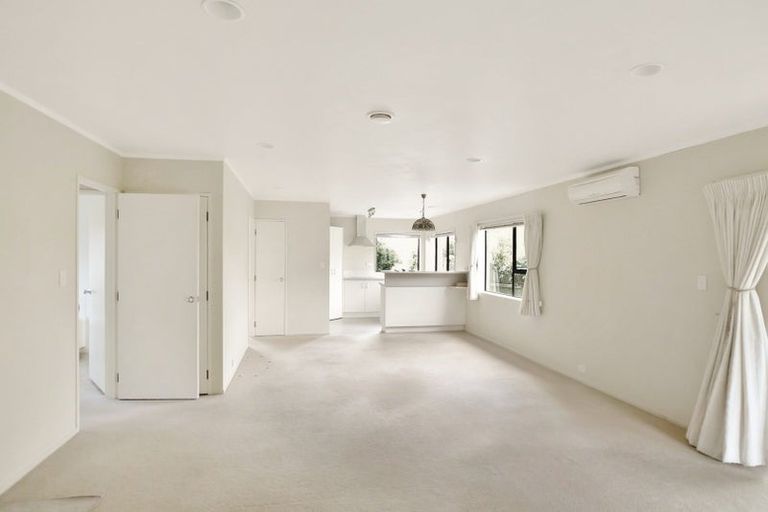 Photo of property in 1/31 Glucina Avenue, West Harbour, Auckland, 0618