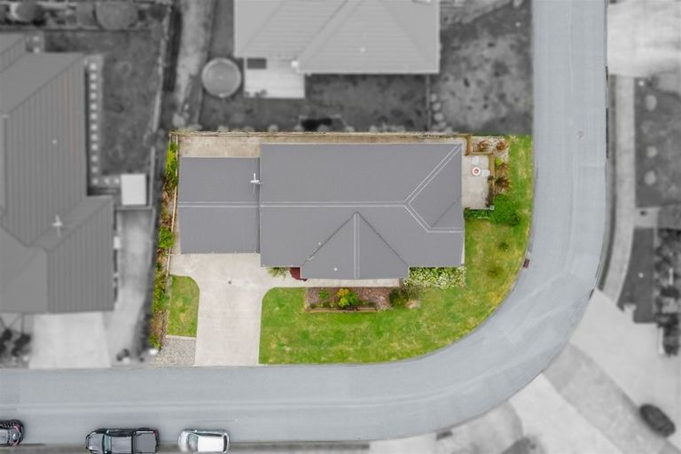 Photo of property in 16 Mcewen Crescent, Riverstone Terraces, Upper Hutt, 5018