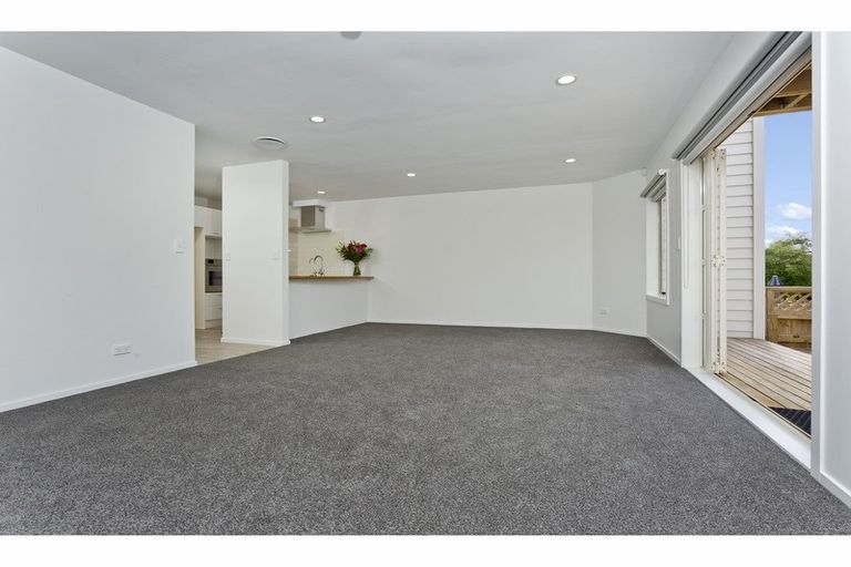Photo of property in 5/14 Fields Parade, Oteha, Auckland, 0632