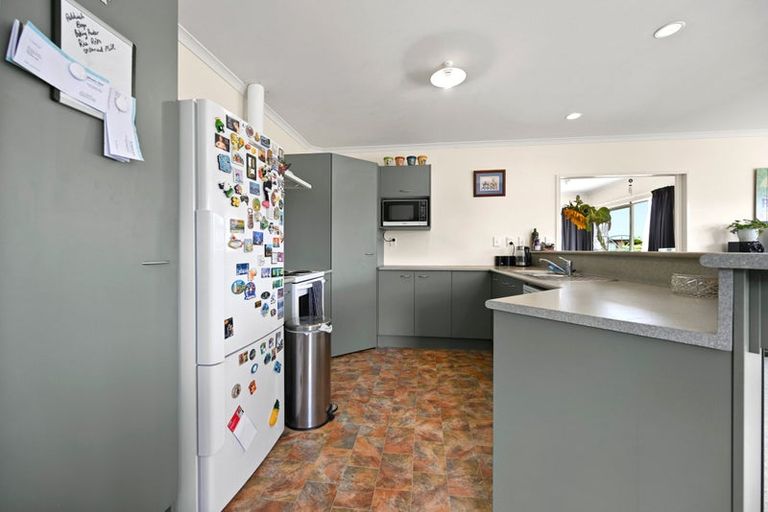 Photo of property in 15 Kittyhawk Place, Melville, Hamilton, 3206