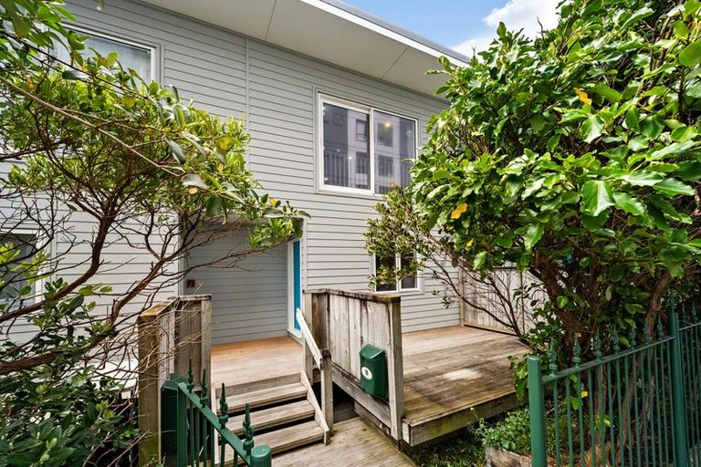 Photo of property in 18/3 Kelvin Grove, Te Aro, Wellington, 6011