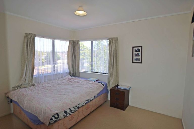 Photo of property in 3 Madigan Place, Glendene, Auckland, 0602