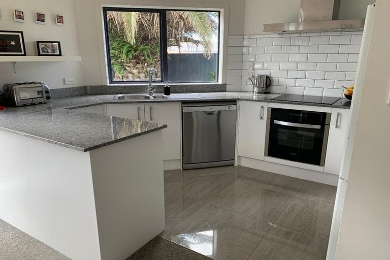 Photo of property in 2/100 Eversleigh Road, Belmont, Auckland, 0622