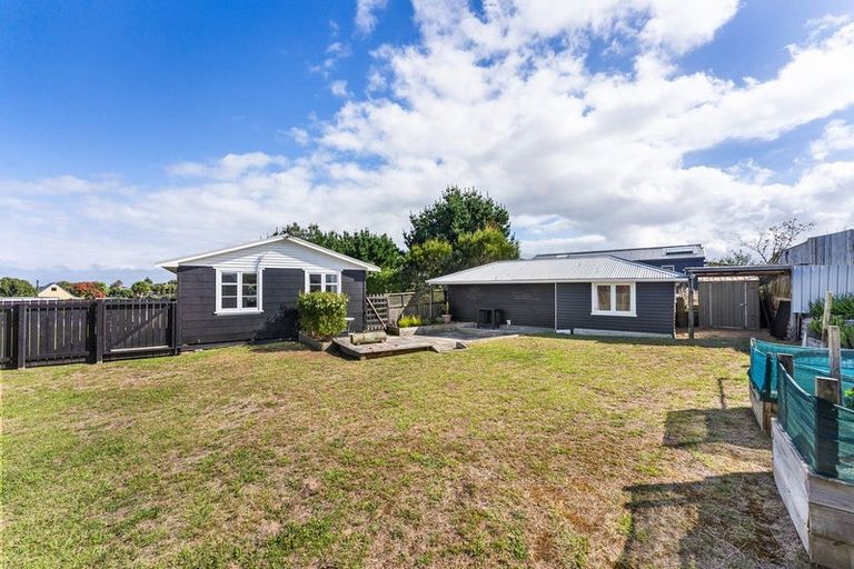 Photo of property in 60 Sarah Street, Waikawa Beach, Levin, 5573