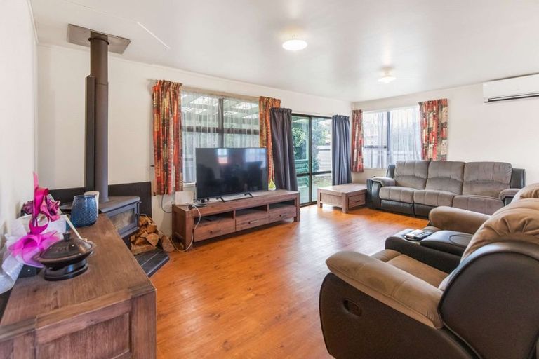 Photo of property in 15 Matthew Place, Kawaha Point, Rotorua, 3010