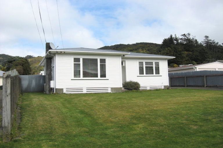 Photo of property in 4 Hinau Grove, Wainuiomata, Lower Hutt, 5014