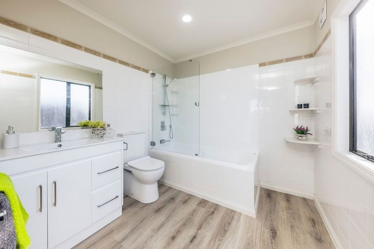 Photo of property in 21 Parkhaven Drive, Rosehill, Papakura, 2113