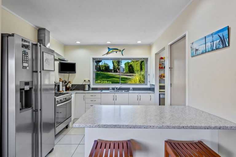Photo of property in 11 Springbank Lane, Te Atatu Peninsula, Auckland, 0610