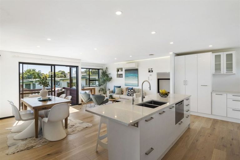 Photo of property in 1/870 Beach Road, Waiake, Auckland, 0630