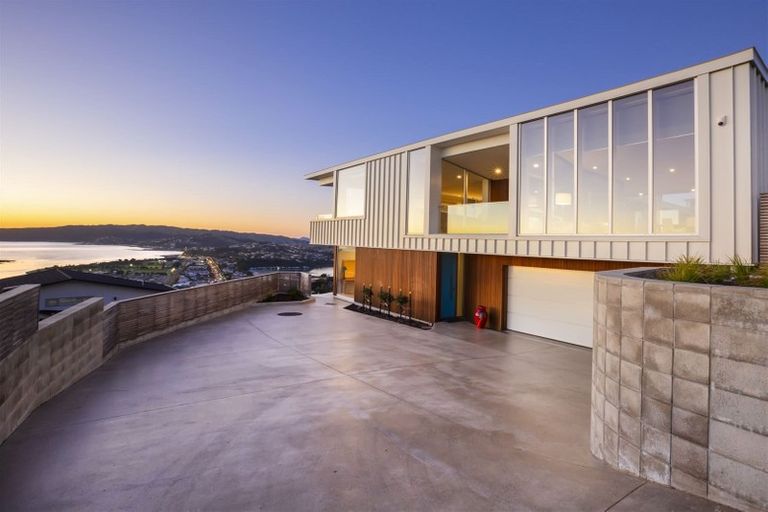 Photo of property in 10 Seascape View, Paremata, Porirua, 5024