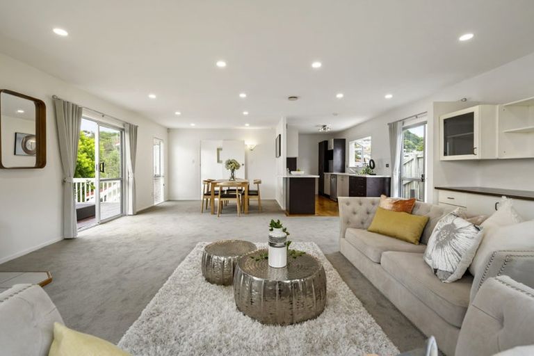 Photo of property in 38 Deverell Place, Northcross, Auckland, 0632