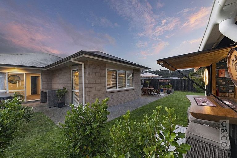 Photo of property in 8 Larmer Drive, Kumeu, 0810
