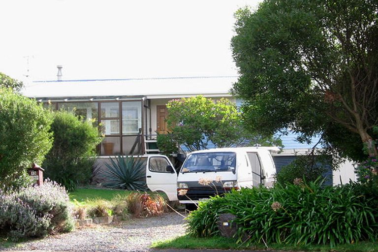 Photo of property in 22 Victor Grove, Waikanae Beach, Waikanae, 5036