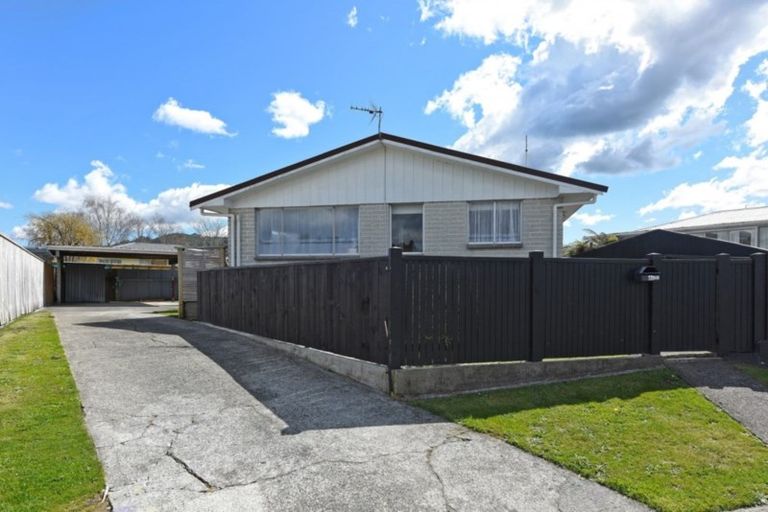 Photo of property in 5b Sequoia Place, Maoribank, Upper Hutt, 5018