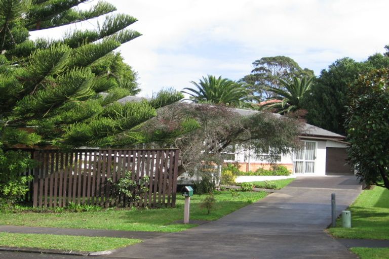 Photo of property in 6 Baringa Place, Botany Downs, Auckland, 2010
