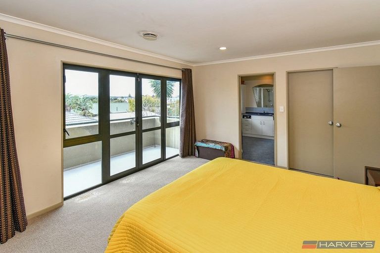 Photo of property in 12 Watervista Place, Mangere Bridge, Auckland, 2022