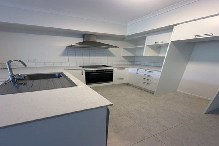 Photo of property in 27 Manarini Road, Westgate, Auckland, 0614