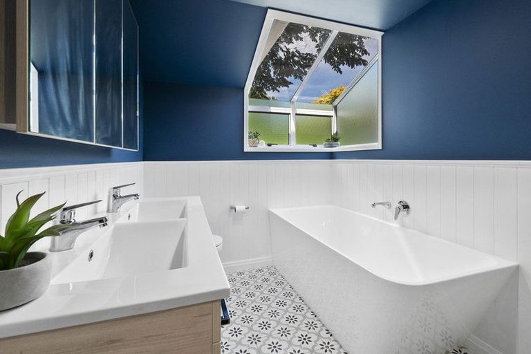 Photo of property in 18 Kent Crescent, Awapuni, Palmerston North, 4412