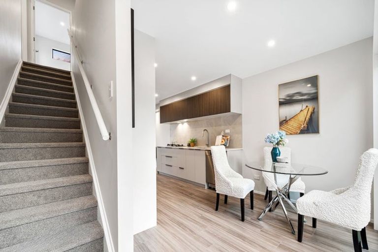 Photo of property in 2/33 Buscomb Avenue, Henderson, Auckland, 0610