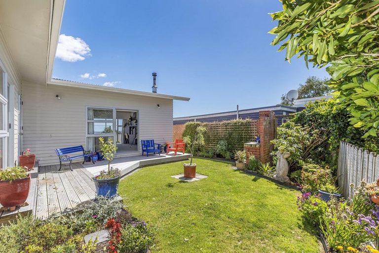 Photo of property in 3 Tirowhanga Road, Paremata, Porirua, 5024