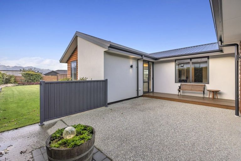 Photo of property in 12 Sapphire Spring Rise, Wanaka, 9305