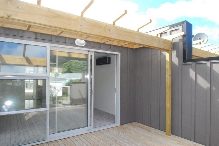 Photo of property in 220 Queens Drive, Lyall Bay, Wellington, 6022