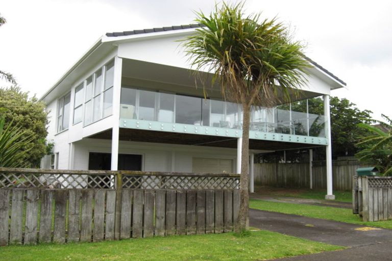 Photo of property in 70 Kiwi Esplanade, Mangere Bridge, Auckland, 2022