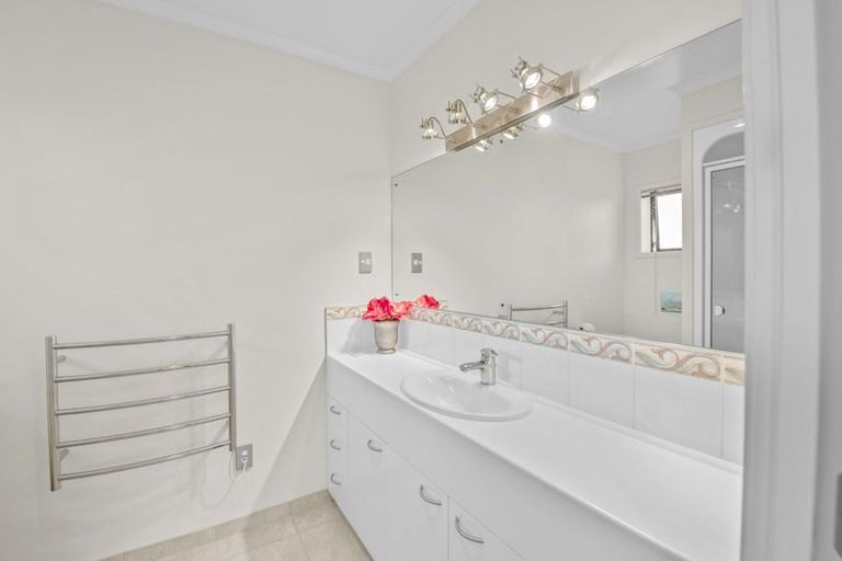 Photo of property in 8 Jelas Road, Red Beach, 0932