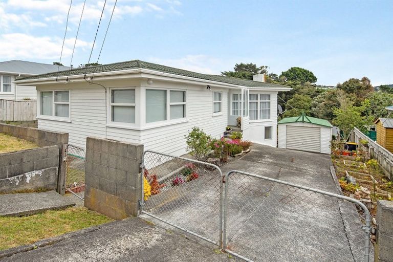 Photo of property in 12 Catherine Crescent, Paparangi, Wellington, 6037